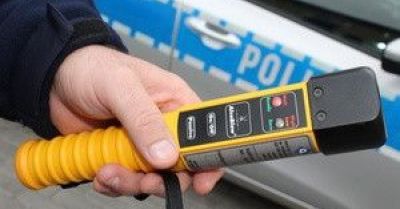 Pijany kierowca mercedesa porzucił auto i uciekł